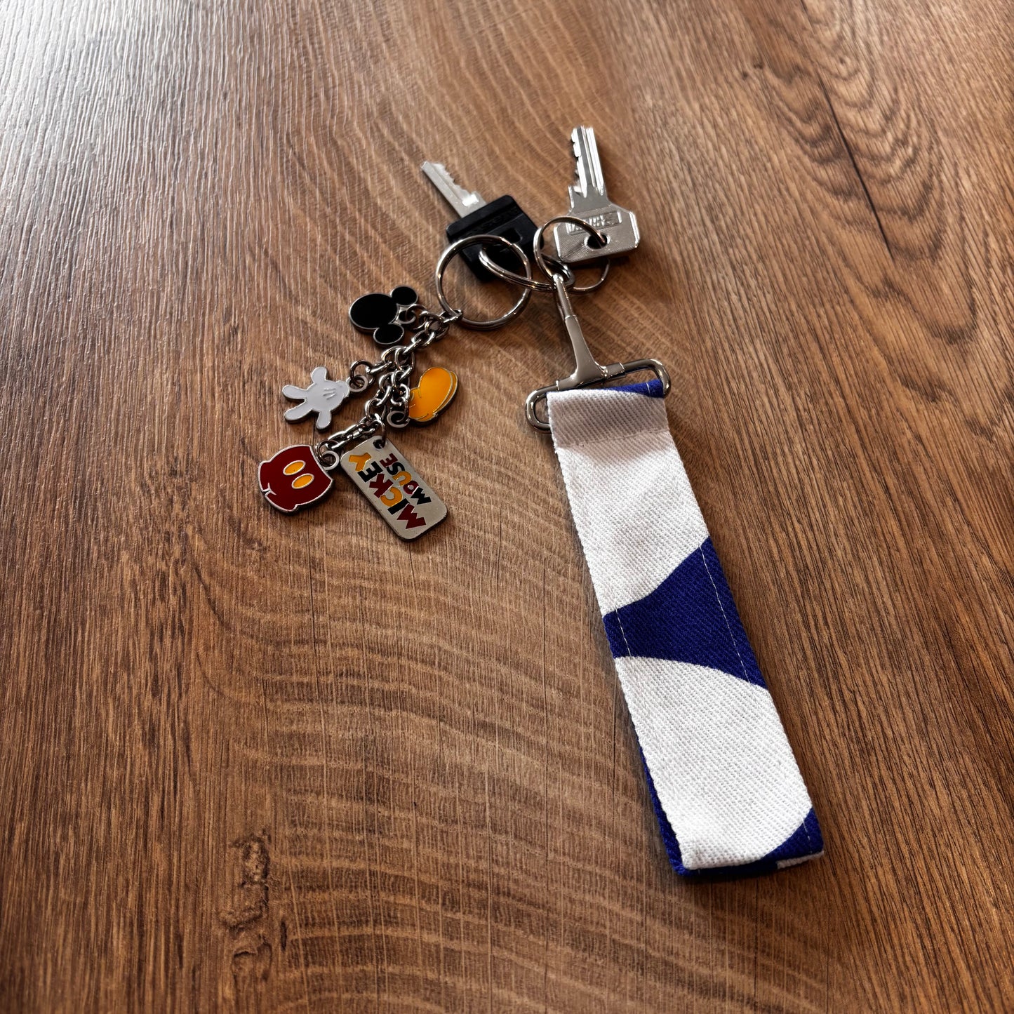 Porte-clés plat bleu et blanc