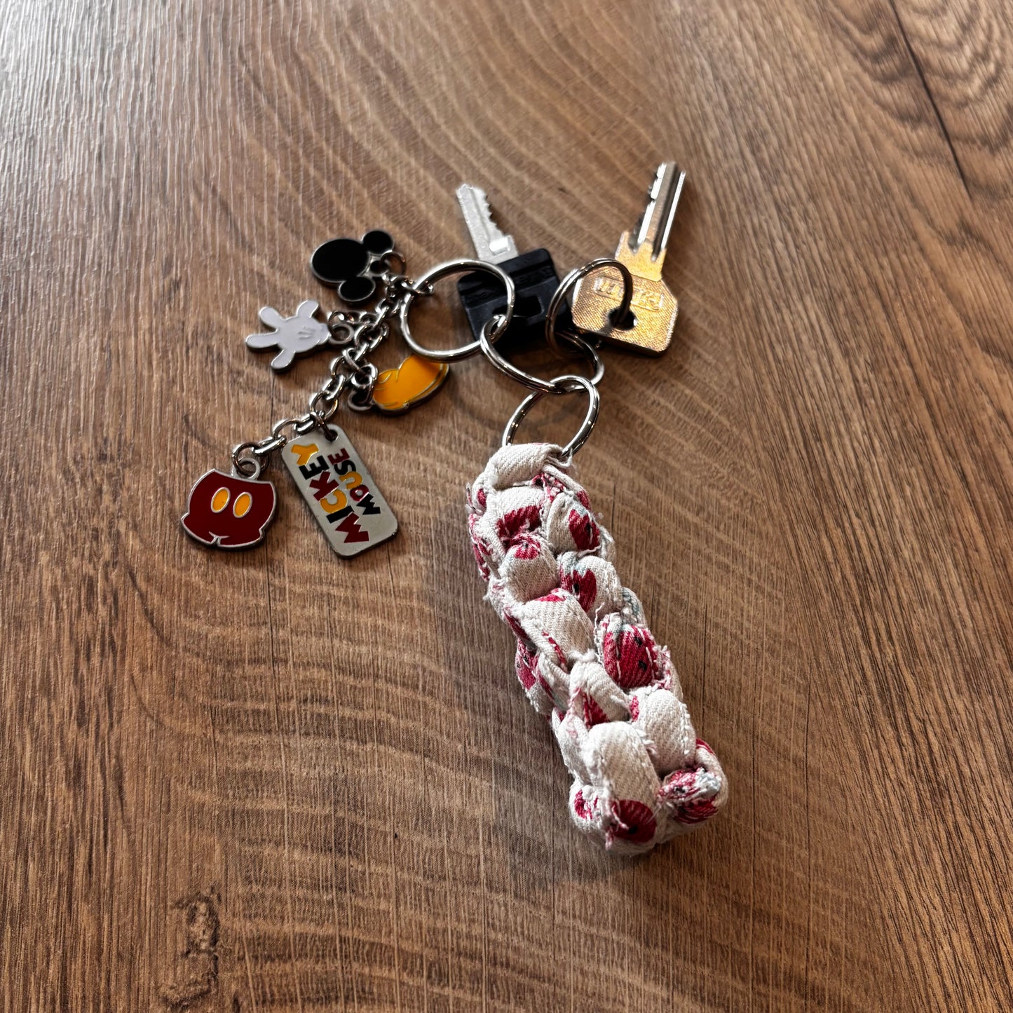 Porte-clés scoubidou fraises