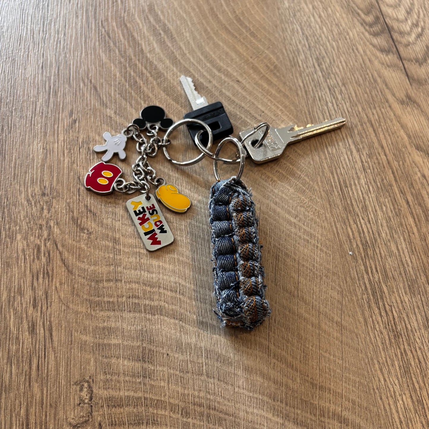 Porte-clés scoubidou bleu