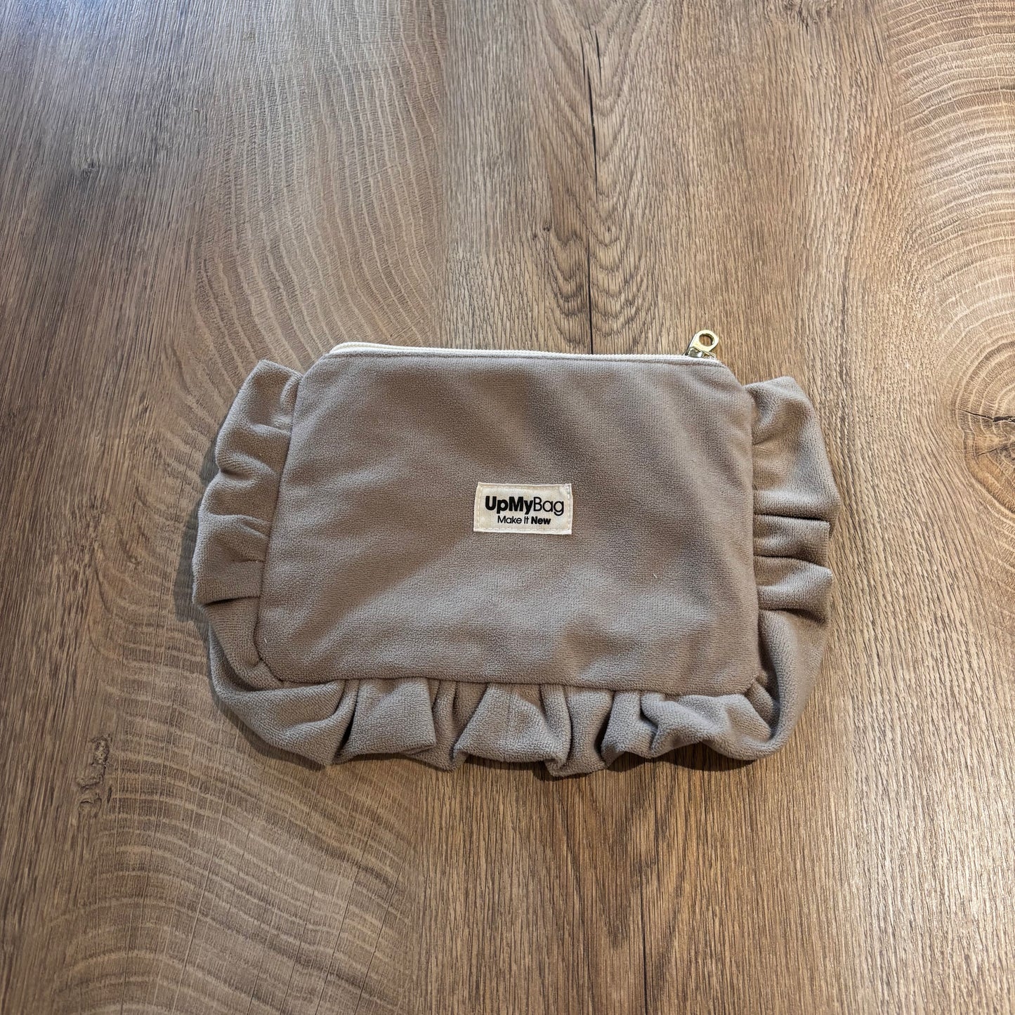 Pochette Claudette à froufrou velours beige