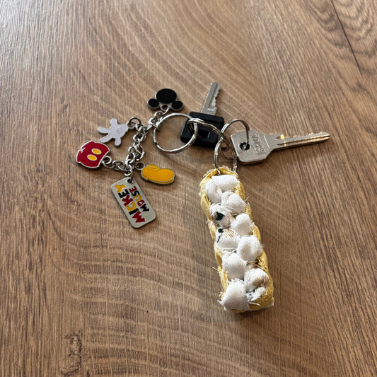Porte-clés scoubidou blanc à fleurs et jaune pastel