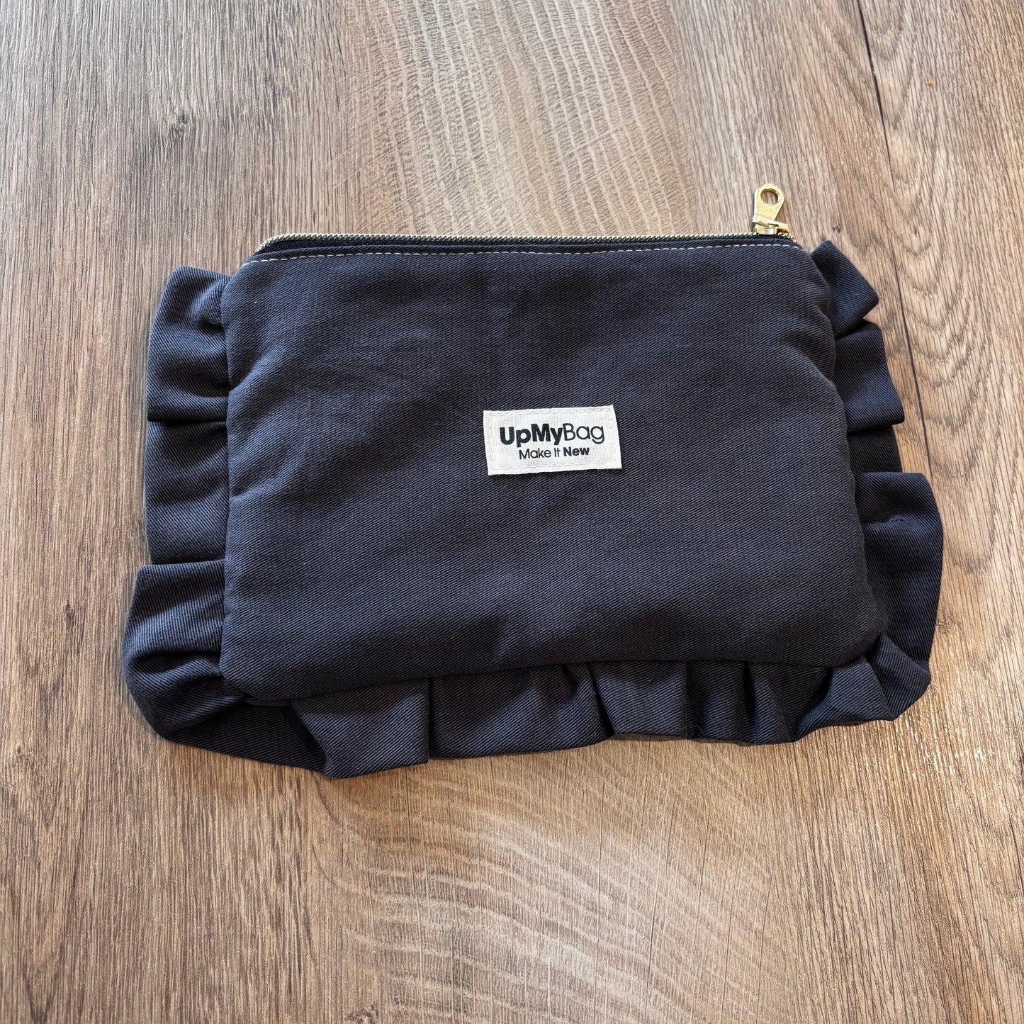 Pochette Claudette à froufrous gris foncé