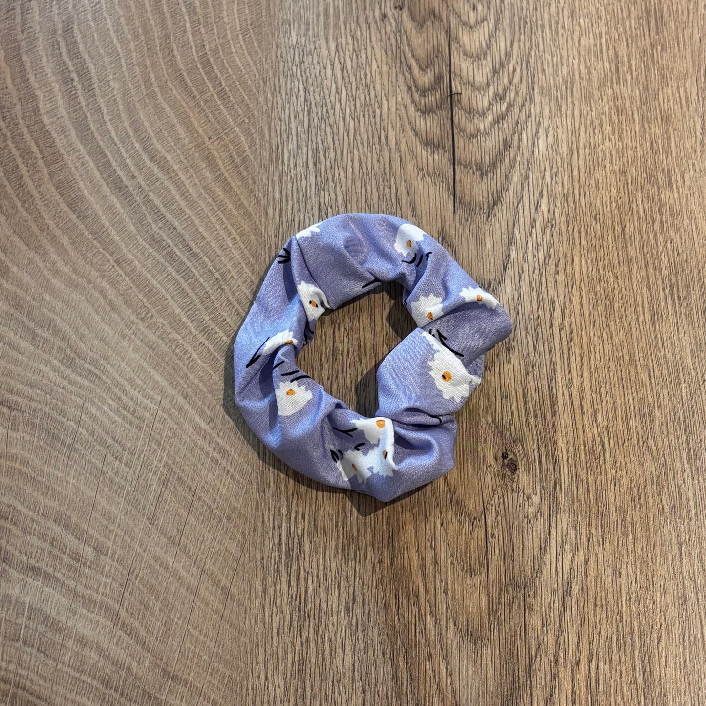 Chouchou midi lilas et fleurs blanches