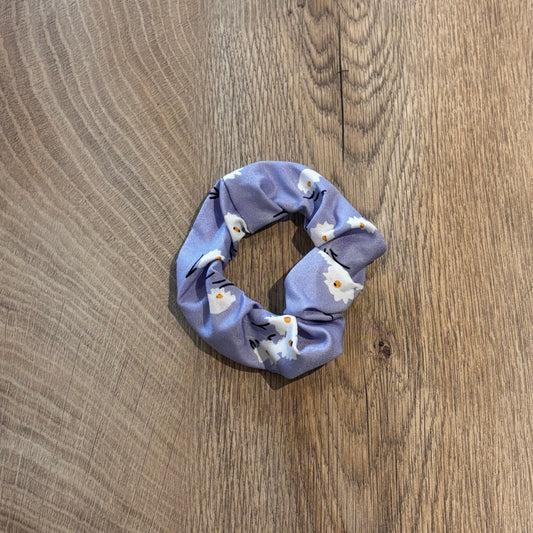Chouchou midi lilas et fleurs blanches